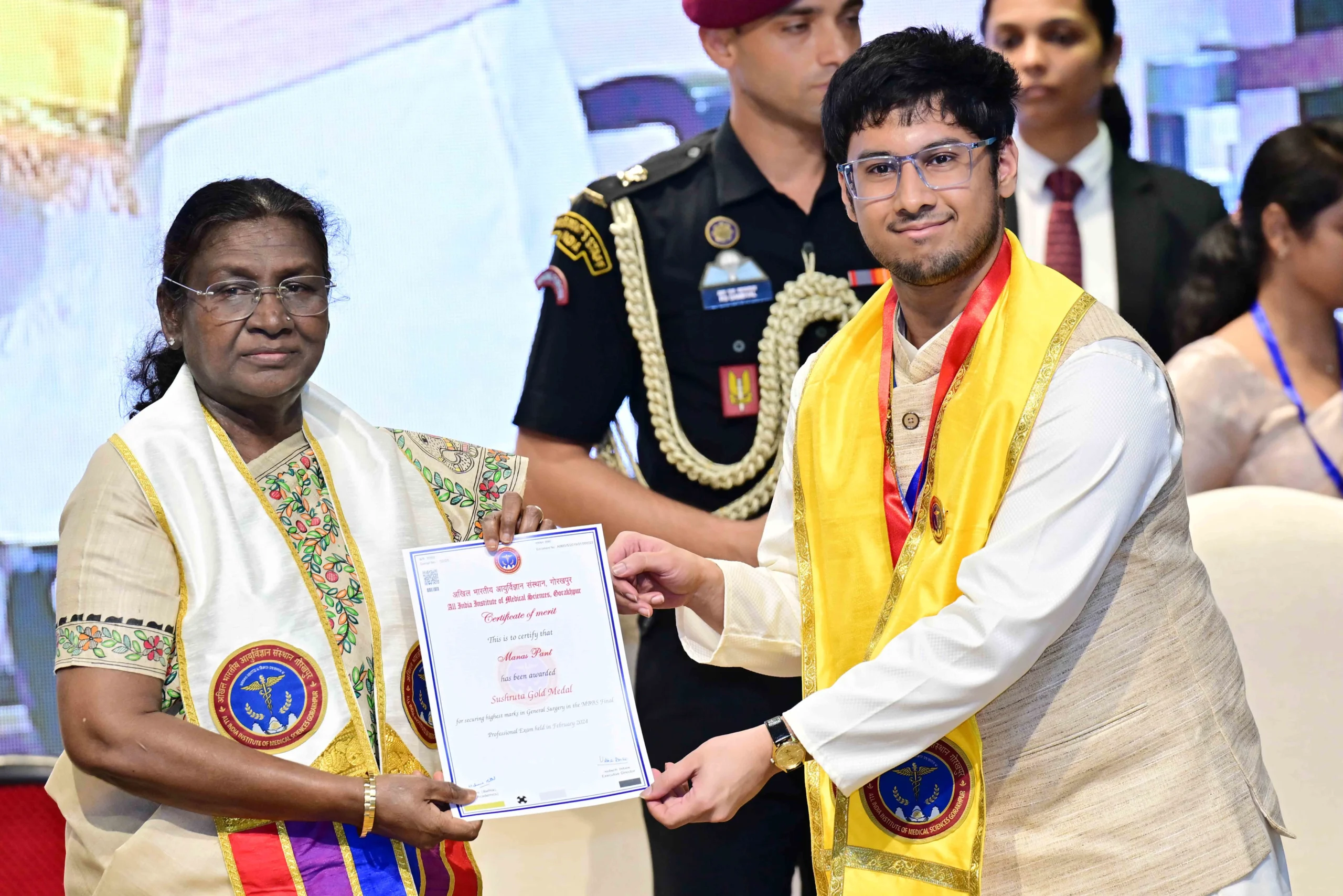 1000160687 राष्ट्रपति ने गोरखपुर स्थित एम्स के पहले दीक्षांत समारोह में भाग लिया